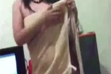 Gadis Cantik Pasrah Goyang Kasur Peraduan Imut poster